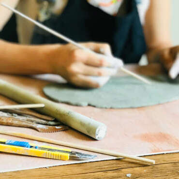 Clases de cerámica en Guatemala, decorandoando